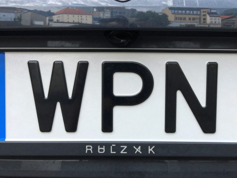 Tablica rejestracyjna z oznaczeniem WPN na samochodzie w powiecie płońskim
