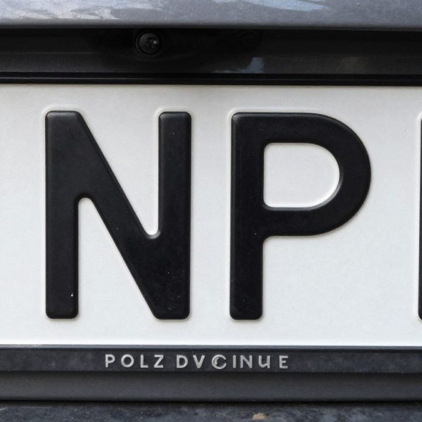 Tablica rejestracyjna z kodem NPI powiatu piskiego