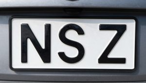 Tablica rejestracyjna z kodem NSZ powiatu szczycieńskiego
