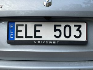 Tablica rejestracyjna z oznaczeniem ELE na samochodzie w powiecie łęczyckim