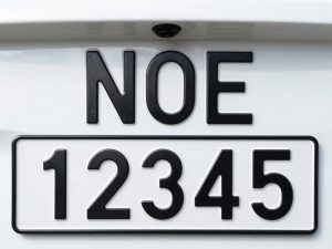 Tablica rejestracyjna z oznaczeniem NOE powiatu oleckiego