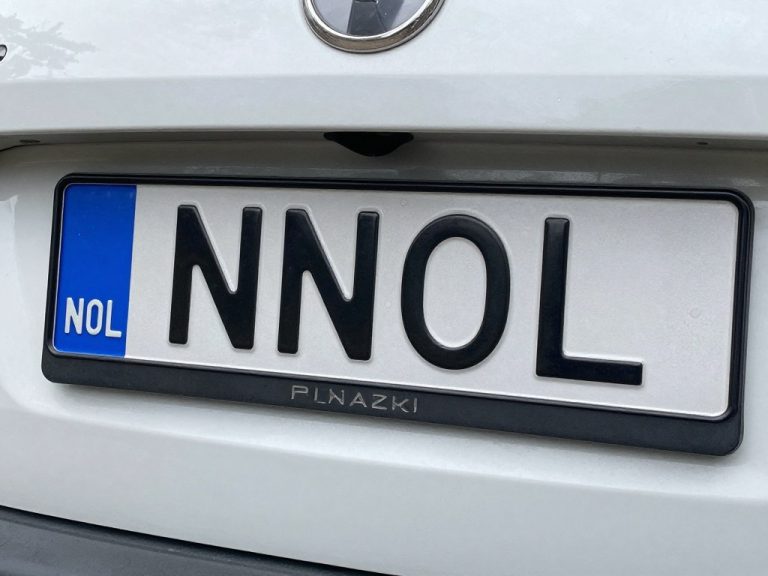 Tablica rejestracyjna z oznaczeniem NOL na samochodzie w powiecie olsztyńskim